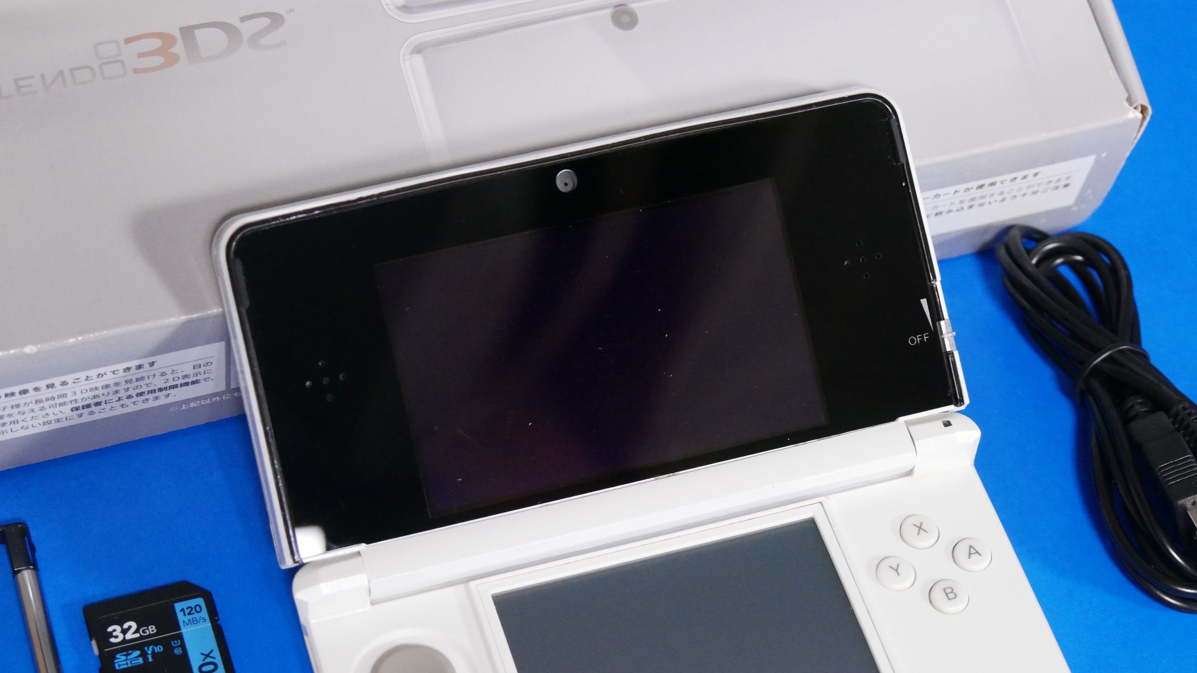 Nintendo 3DS in Ice White with original box | Raretro Consoles