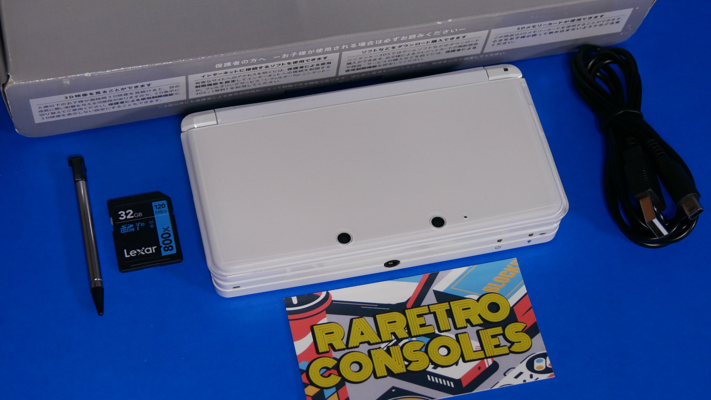 Nintendo 3DS in Ice White with original box | Raretro Consoles