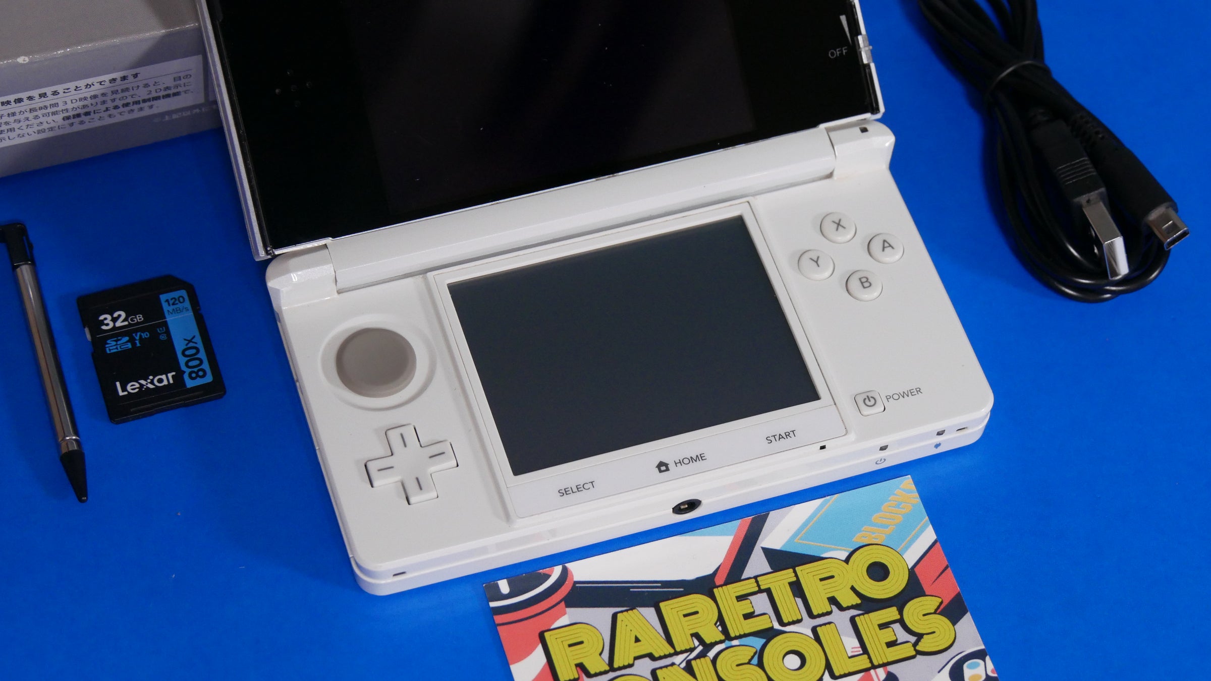 Nintendo 3DS in Ice White with original box | Raretro Consoles