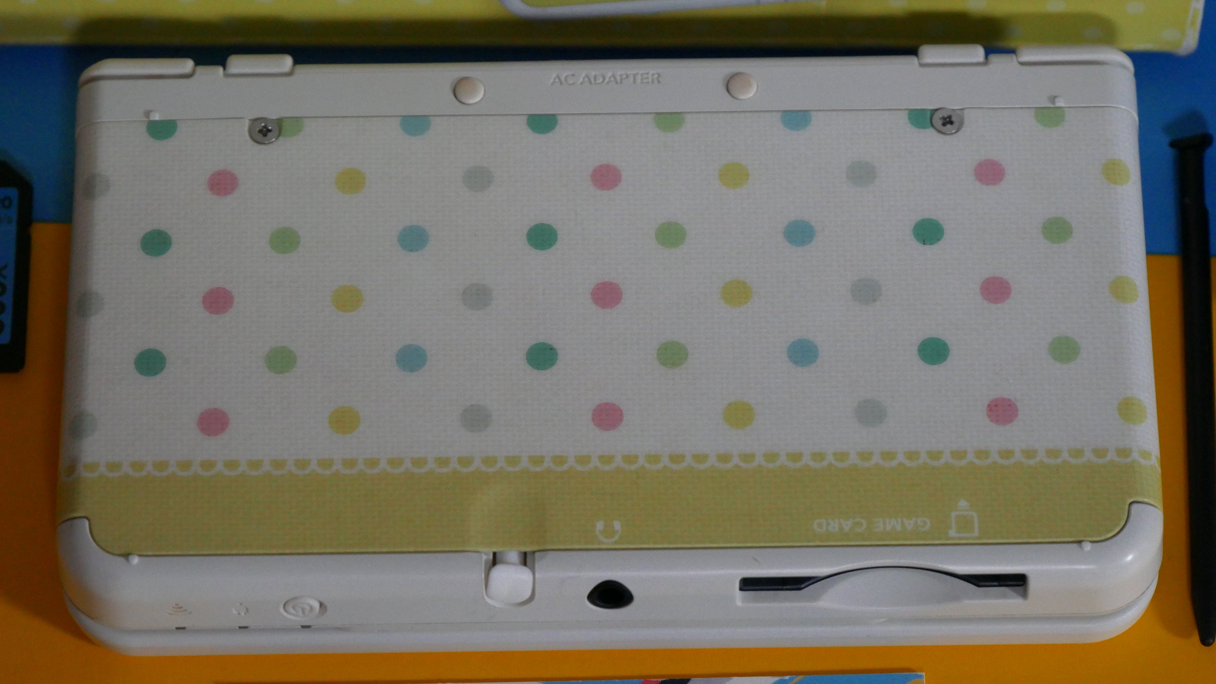 New Nintendo 3DS with Pastel Dot Plates & Box | Raretro Consoles