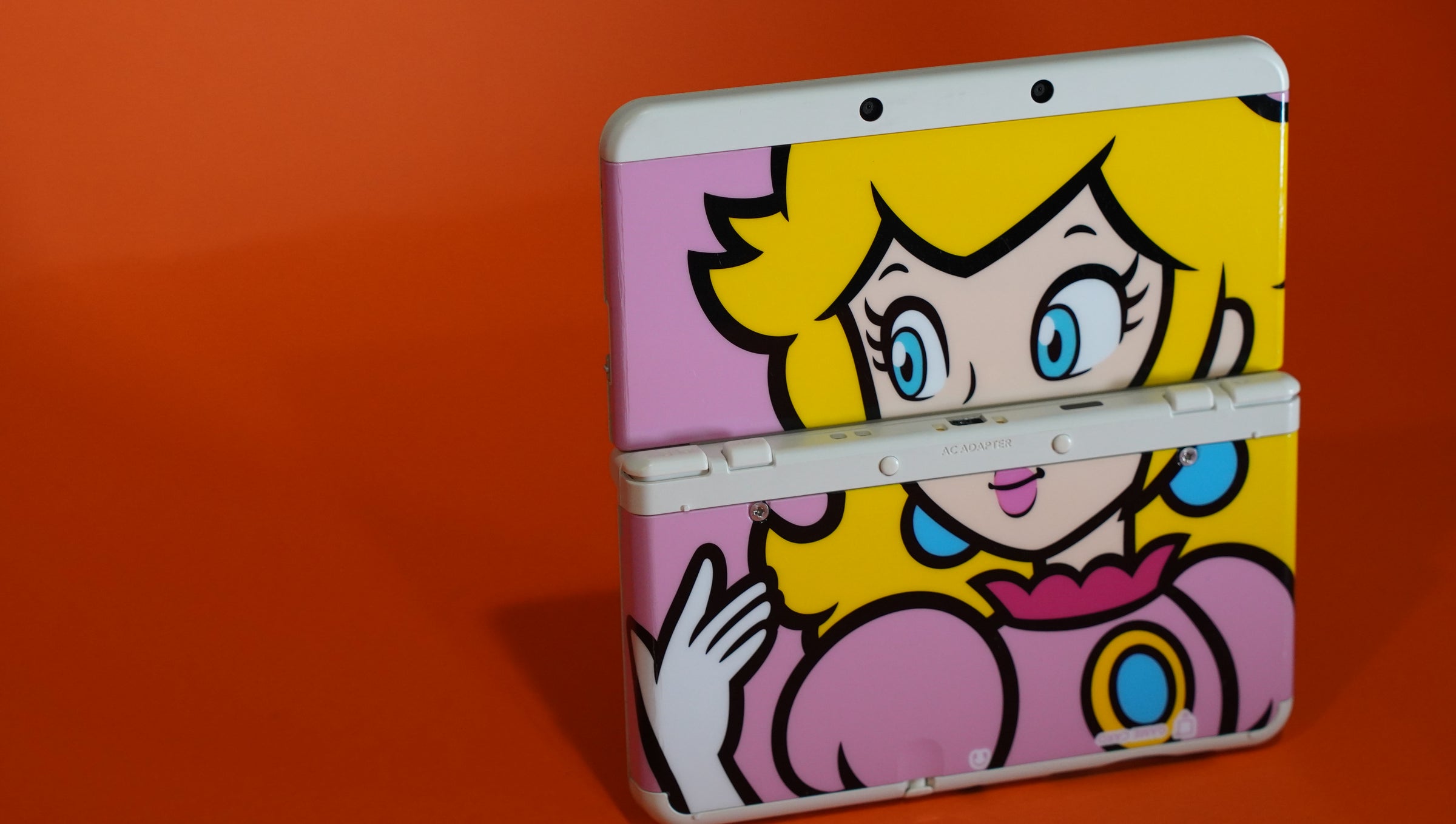 New Nintendo 3DS with No. 003 Princess Peach Plates | Raretro Consoles