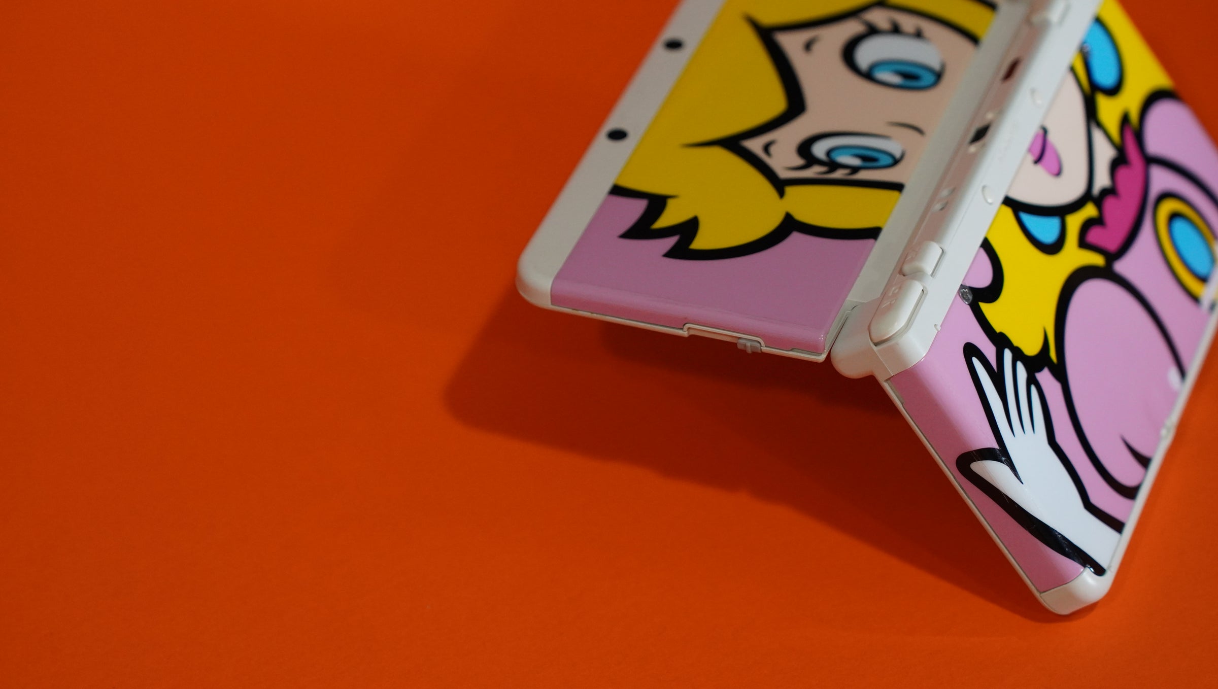 New Nintendo 3DS with No. 003 Princess Peach Plates | Raretro Consoles