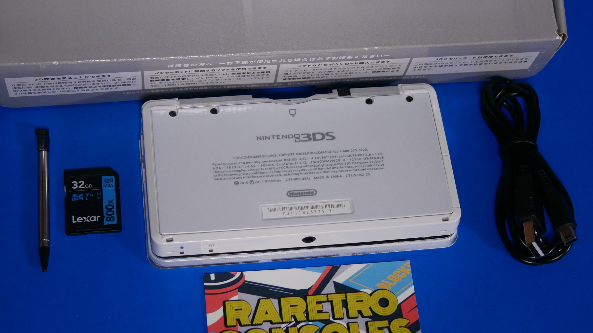 Nintendo 3DS in Ice White with original box | Raretro Consoles